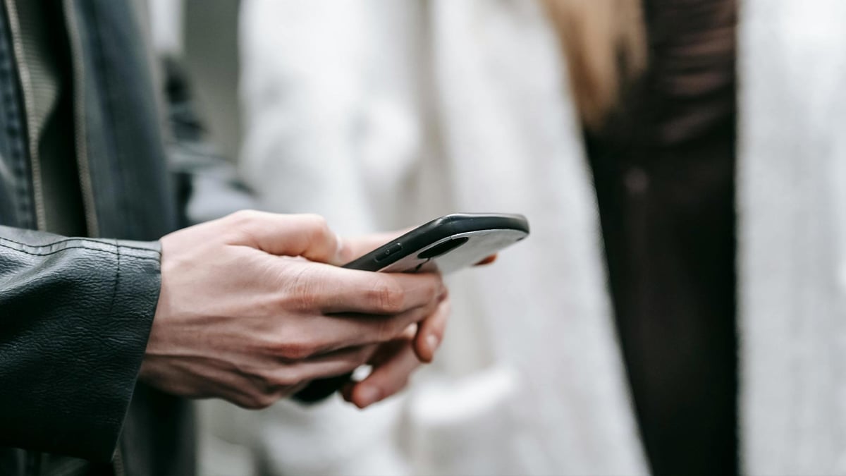Inimene külastab SpeedyBeti oma telefonis.